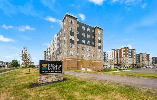 A sign in front of a building that says Decatur Landing.