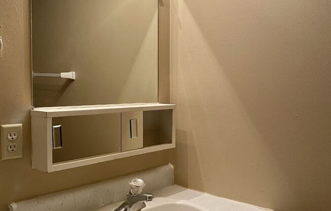 1 bed, 1 bath, 850 sqft, $925, Unit 8-835