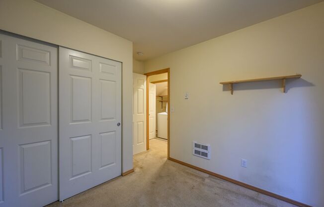 Well-maintained 3 bedrooms 2.5 bath townhouse located in the heart of Lake City/Northgate