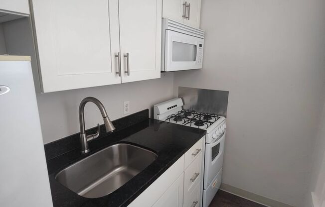 1 bed, 1 bath, 566 sqft, $1,550, Unit B06