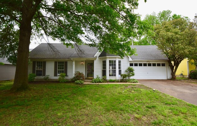 Cute home with great curb appeal near Wolfchase.