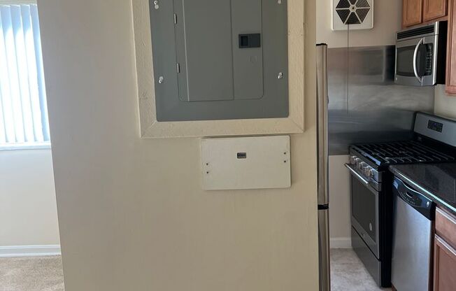 2 beds, 1 bath, 800 sqft, $1,700, Unit 2502-204