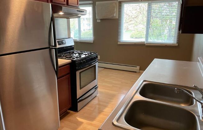 2 beds, 1 bath, $1,399