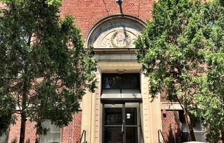 1 Bed 1 Bath, high ceilings, washer/dryer in unit, Off St parking, Roof Deck! Close to T. Central Air & Heat