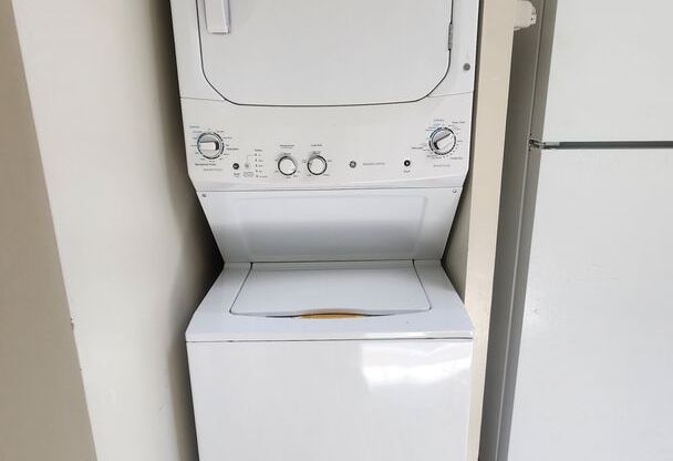 Spacious Condo Close to King St Metro/Old Town