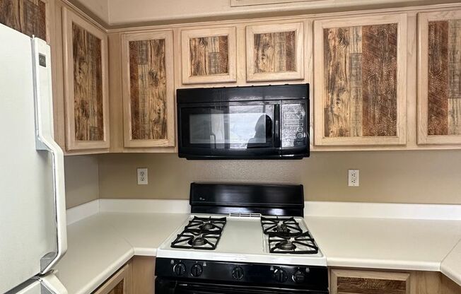 Must See 2 Bedroom Condo! Newly Renovated!