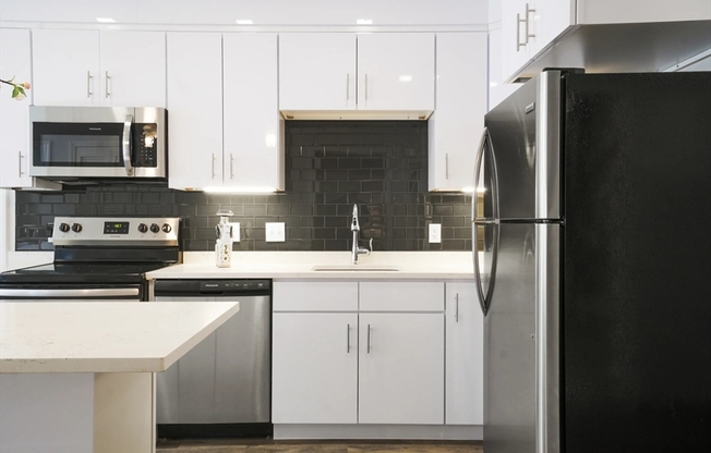 Studio, 1 bath, 370 sqft, $2,400, Unit 603