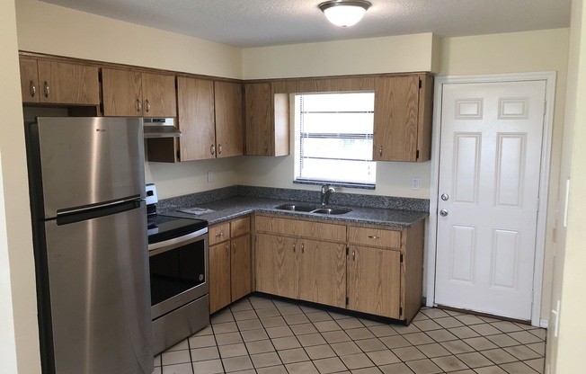 3 beds, 1 bath, $1,350, Unit 313 Beech Ave.