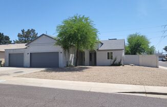 LOVELY CORNER LOT HOME IN NORTH PHOENIX!!!