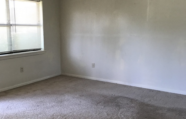 3 beds, 1 bath, $1,100