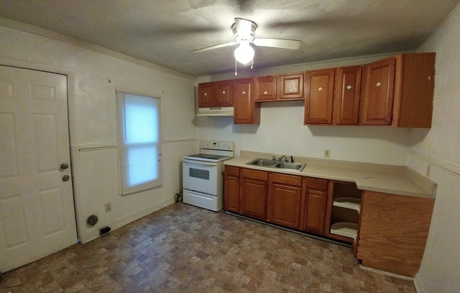 3 beds, 1 bath, 800 sqft, $1,095, Unit A