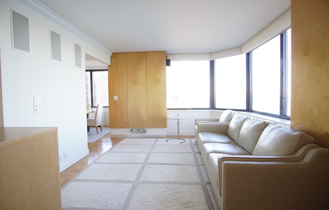 1 bed, 2 baths, 927 sqft, $5,500, Unit 18G