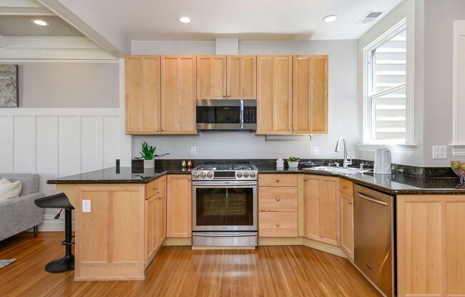 Russian Hill: Remodeled Top Floor Condo w/ Laundry in-unit & Garage Parking Included