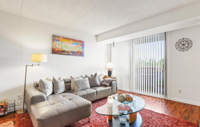 Bright And Spacious 2 Bed 2 Bath Condi With Balcony In Vibrant Highpointe