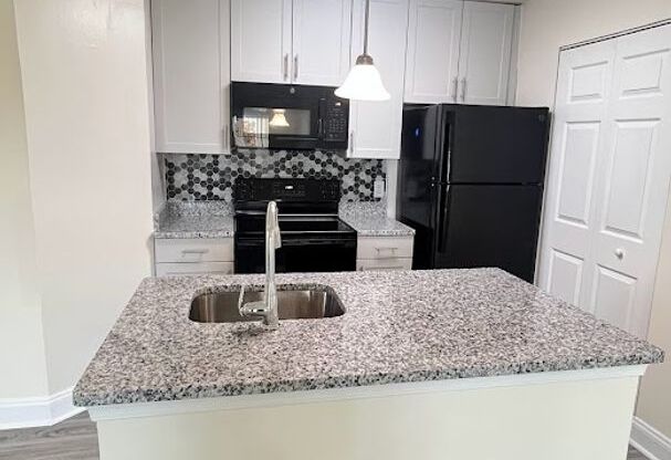 2 beds, 1 bath, 903 sqft, $1,800, Unit 1013 C #2B