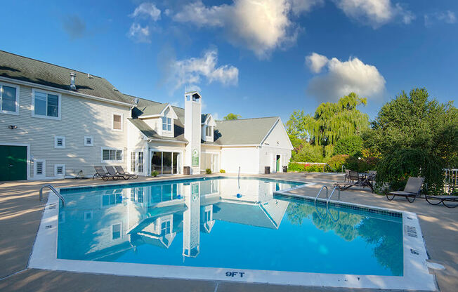 swimming pool at Drakes Pond Apartments