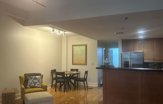 1 bed, 1 bath, 960 sqft, $4,400