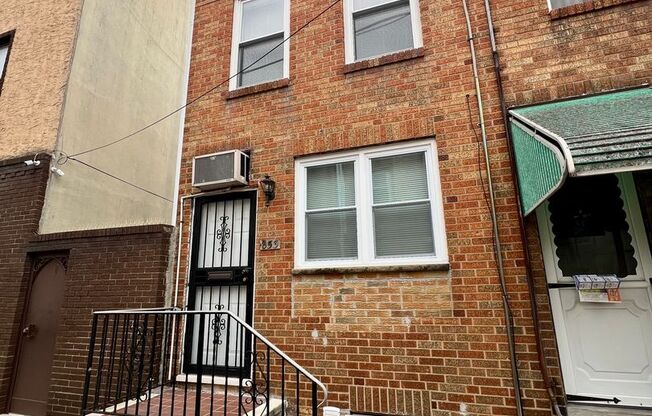 Stunning 2-Bedroom Townhome in the heart of Passyunk Square! Available NOW!