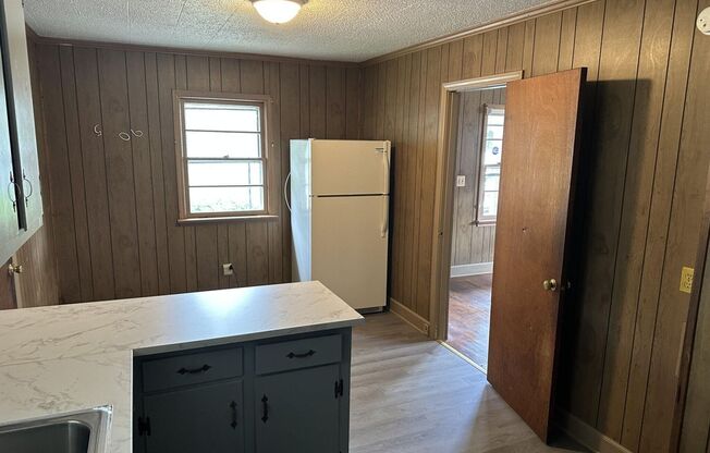 3 beds, 1 bath, $1,095