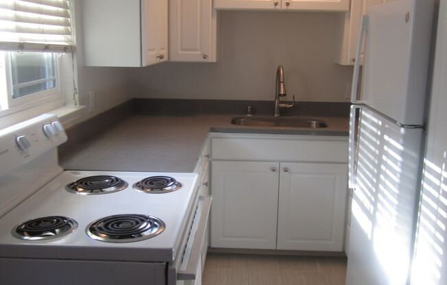 SPACIOUS 1 BEDROOM, 1 BATHROOM IN EXCELLENT SANTA CLARA LOCATION. UPSTAIRS UNIT. HARDWOOD FLOORS. MUST SEE!!!