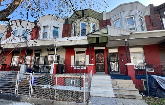 Stunning 3-Bedroom Townhome in Kingsessing! Available mid-April!