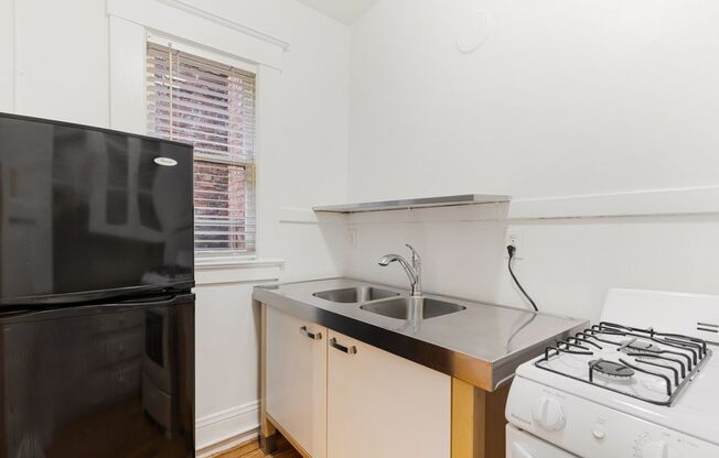 Studio, 1 bath, 440 sqft, $1,000, Unit 7