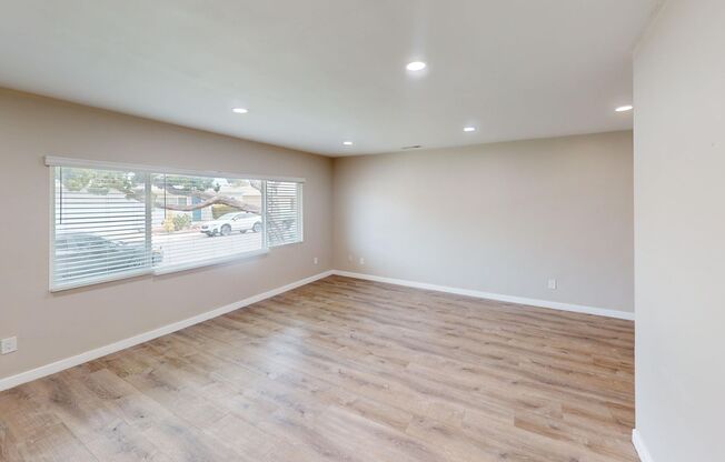 Comfortable 4 Bed 2 Bath House!!