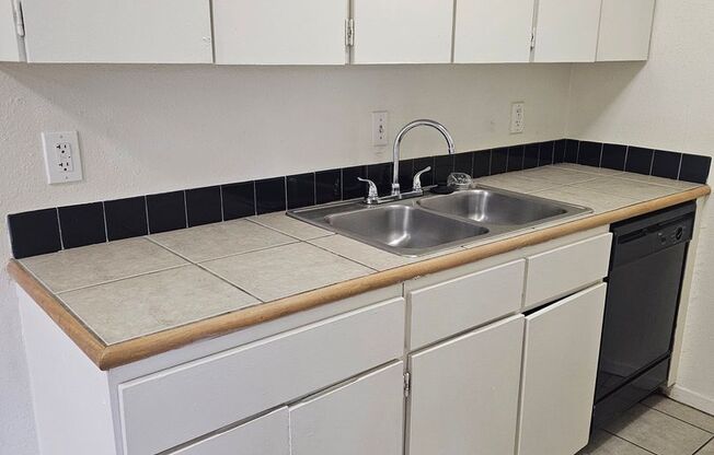 2 beds, 1 bath, 900 sqft, $1,299, Unit ELP2202-232