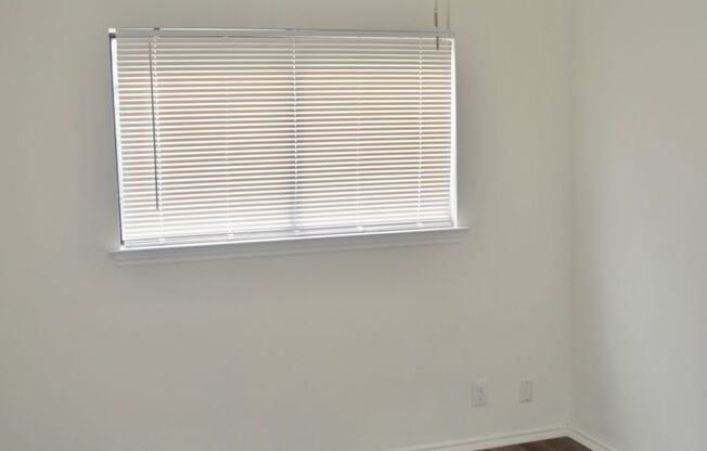 Charming 3 bed 2 bath with a converted garage in Heritage Farms