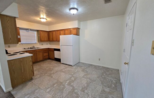 3 beds, 2 baths, $1,100