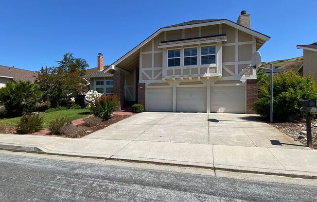 ALMADEN VALLEY - Sharp home with 4 large bedrooms (plus bonus room) and 3 full bathrooms, pool.