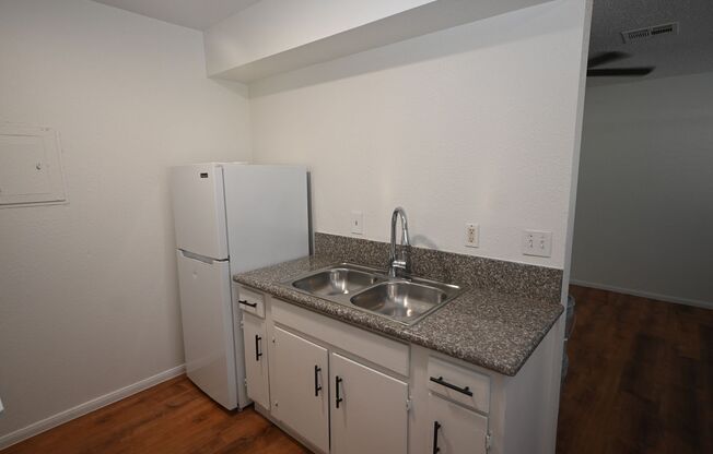 1 bed, 1 bath, $1,000, Unit UNIT # 3