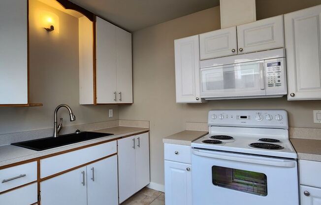 Studio, 1 bath, 550 sqft, $1,050, Unit 829