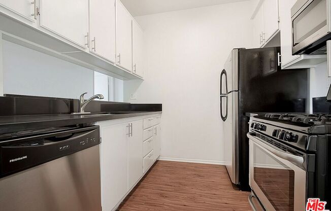 Studio, 1 bath, 425 sqft, $2,016, Unit 402