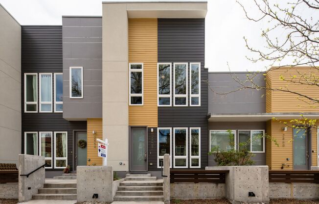 Modern 3 bed / 4 bath, 3 story townhome!