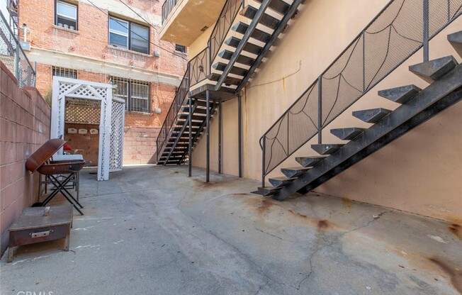 1835 ALEXANDRIA AVE