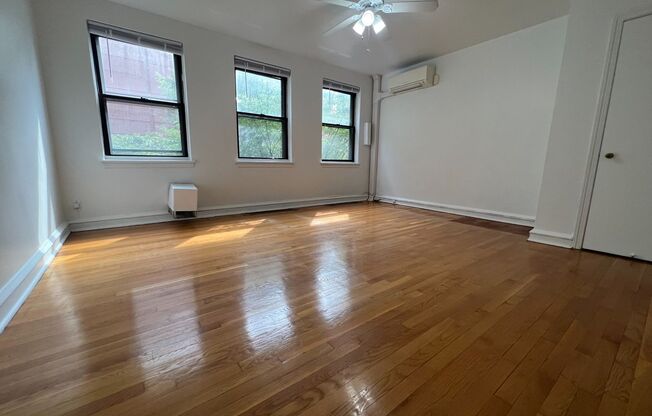 Bright One-Bedroom Apartment with Modern Fixtures - Move In Promo
