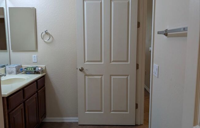 Beautiful condominium located in the heart of Chandler!