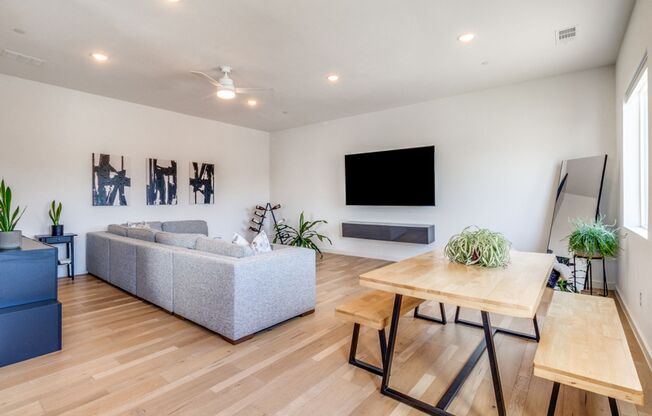 Beautiful Modern Three-Story Townhome minutes from Lower Greenville!