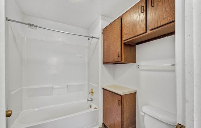 2 beds, 1 bath, 800 sqft, $749, Unit 103 W Lincoln Avenue #8