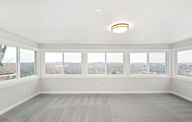 SCORE 50% OFF 1ST MONTH'S RENT IF SIGNED BY DEC 12! Stunning 4 bedroom home in Mt. Washington available Dec 26!