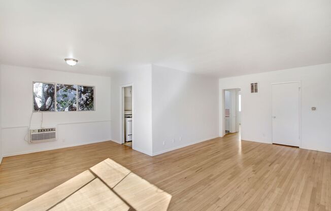907 S. Holt Ave - near Olympic and La Cienega!
