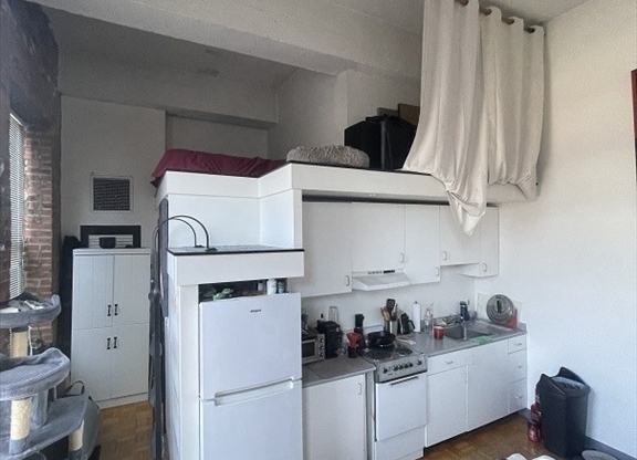 Studio, 1 bath, 320 sqft, $2,200, Unit 301