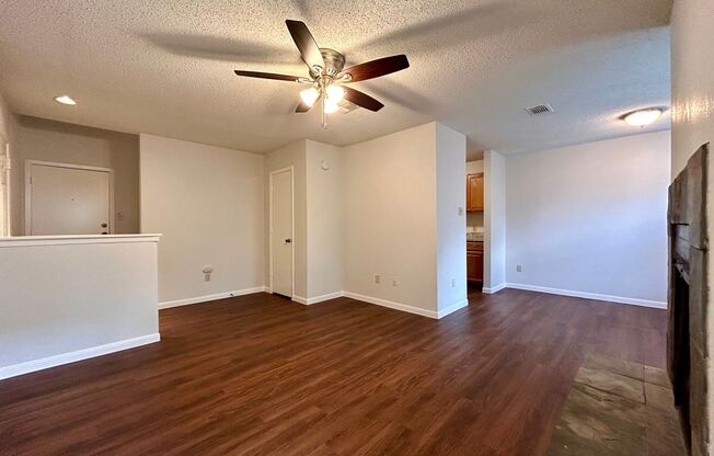 2 beds, 1.5 baths, 964 sqft, $1,375, Unit D