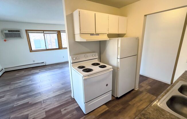 2 beds, 1 bath, $1,300, Unit 201
