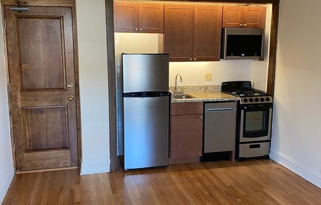 Studio, 1 bath, 320 sqft, $1,525, Unit 225-305