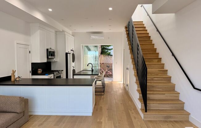 3989 1/2 BEETHOVEN ST