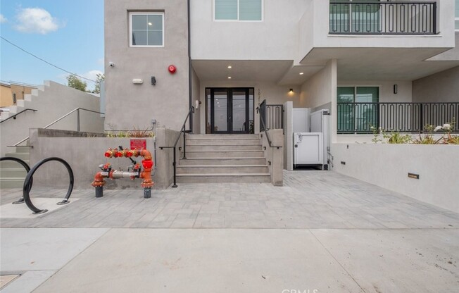 10218 FERNGLEN AVE