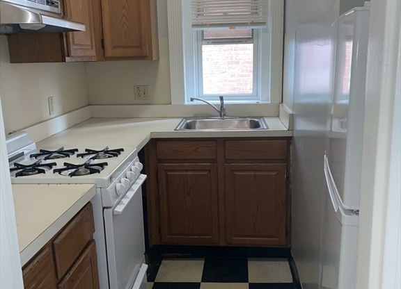 2 beds, 1 bath, 550 sqft, $3,300, Unit 17