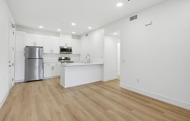 2 beds, 2 baths, 725 sqft, $2,895, Unit 2201
